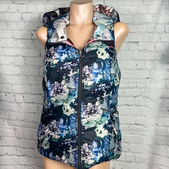 Floral Sleeveless Puffer Jacket - Picture 3 of 11